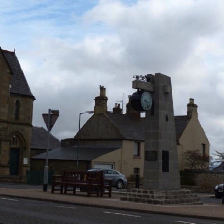 Monument sur la place village